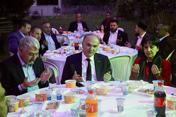Bakan Özlü, geleneksel mahalle iftarına katıldı
