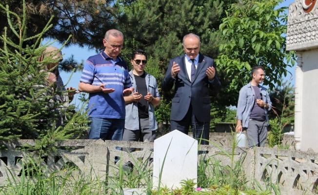 Bakan Özlü, mezarlık ziyareti yaptı