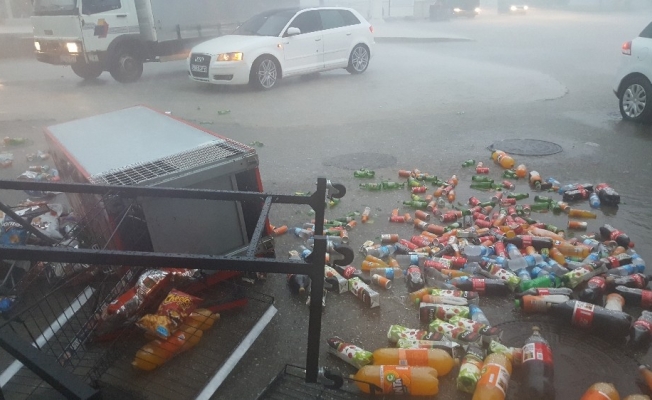 Düzce’de fırtına ve yağış bir anda bastırdı, ortalık savaş alanına döndü