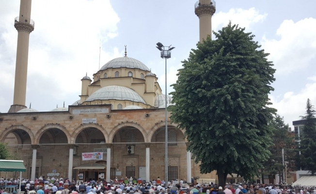 Ramazanın son Cumasında camiler doldu