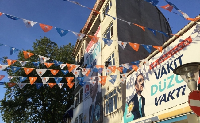 Yere düşen yavru karga ilçeyi karıştırdı