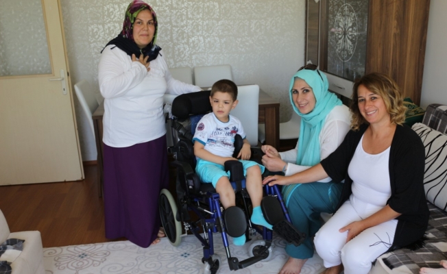 ÖZEL SANDALYESİNE KAVUŞTU ÖZEL SANDALYESİNE KAVUŞTU