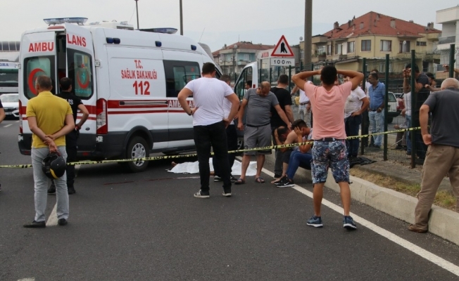 Üst geçit yerine yoldan geçmeye çalışan gence kargo kamyonu çarptı