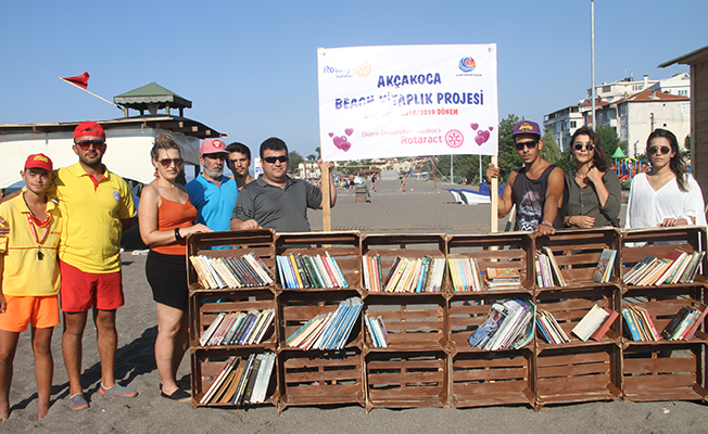 Meyve Kasalarıyla Sahil Kütüphanesi