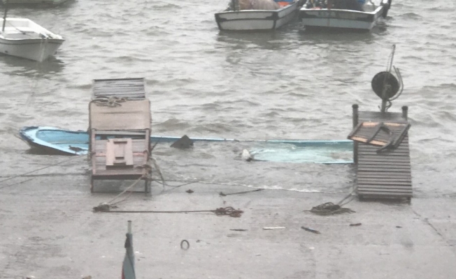 Akçakoca’da dev dalgalar liman içinde bir tekneyi batırdı