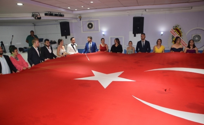 Düğünde açılan dev Türk Bayrağı davetlileri duygulandırdı