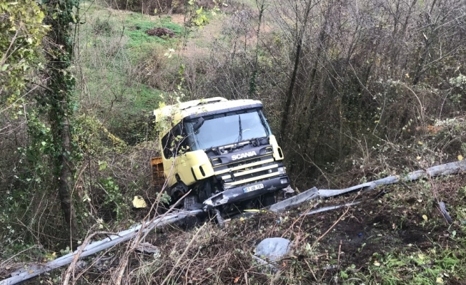 YOLDAN ÇIKAN TIR ŞARAMPOLE YUVARLANDI: 1 YARALI