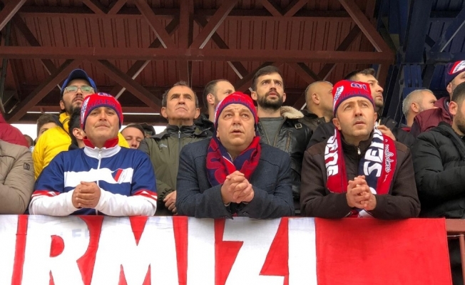 BAŞKAN ADAYI MAÇI KIRMIZI ŞİMŞEKLERLE BERABER İZLEDİ