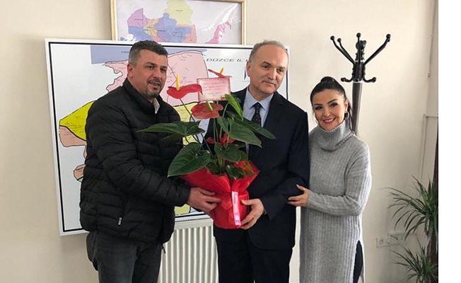 ÖZLÜ'YE VELİLERDEN PLAKET