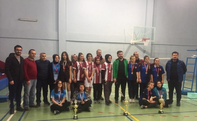 Badminton Düzce il şampiyonu Gümüşova Anadolu İHL oldu