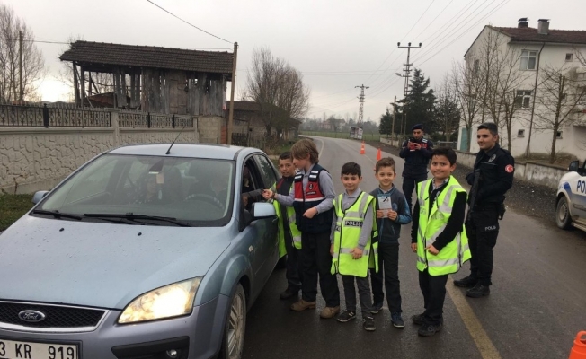 Çilimli’de öğrenciler “Öncelik yayanın” dediler