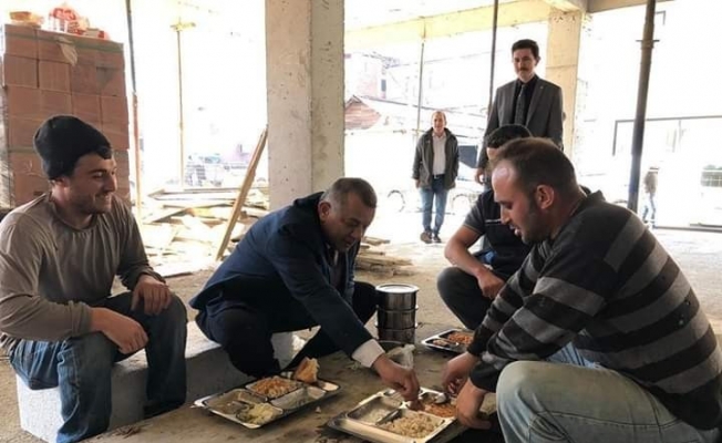 MHP’li başkan adayı Bıyık işçilerin sofrasına oturdu