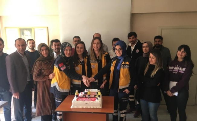 Acil Tıp Teknisyenleri pasta kesti