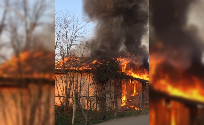 Ahşap ev alev alev yandı