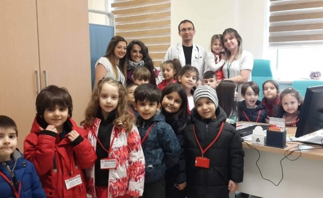 Minik öğrencilerden sağlık çalışanlarına kurabiye