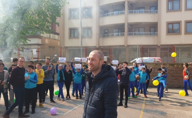 Kanseri yenerek okula dönen öğretmene sürpriz karşılama