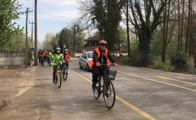 Lise öğrencileri polisler için pedal çevirdi