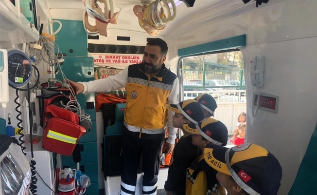 Minik öğrenciler ambulansı inceledi