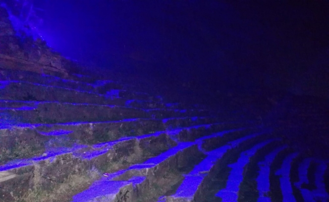 Otizme dikkat çekmek için mavi ışıklarla donatıldı