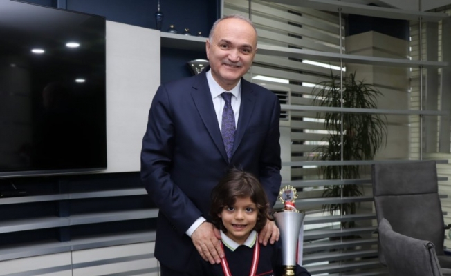 Şampiyonlar Başkan Özlü’yü ziyaret etti