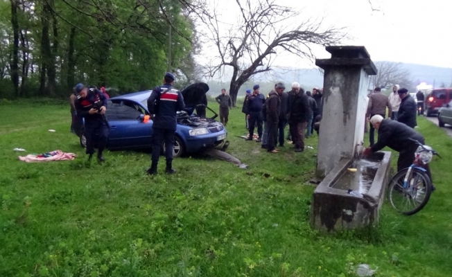Yoldan çıkan otomobil beton çeşmeye çarparak durdu, 3 kişi yaralandı
