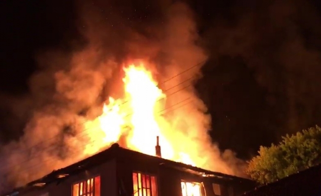 İki ayrı noktada çıkan yangında alevler gökyüzüne ulaştı