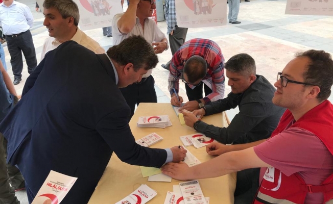 Kızılay bağış standı ilgi gördü