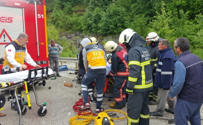 Minibüsle otomobil çarpıştı: 1 ölü, 1 yaralı