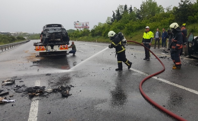 TEM otoyolunda zincirleme kaza: Lüks araç alev alev yandı