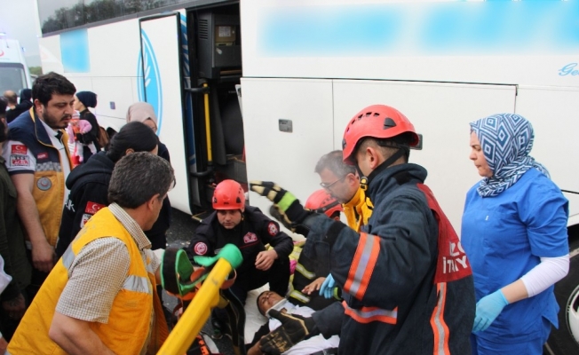 TEM’de otobüs tıra çarptı: 7 yaralı