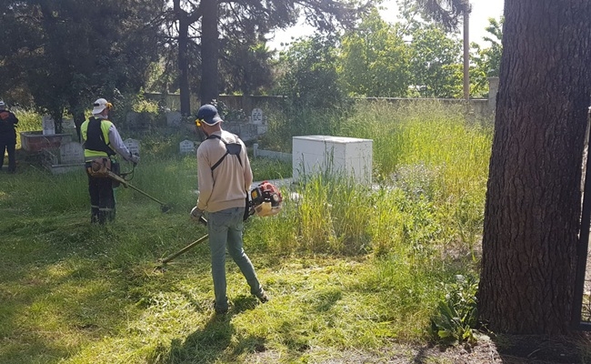 BAYRAM ÖNCESİ MEZARLIKLAR TEMİZLENDİ
