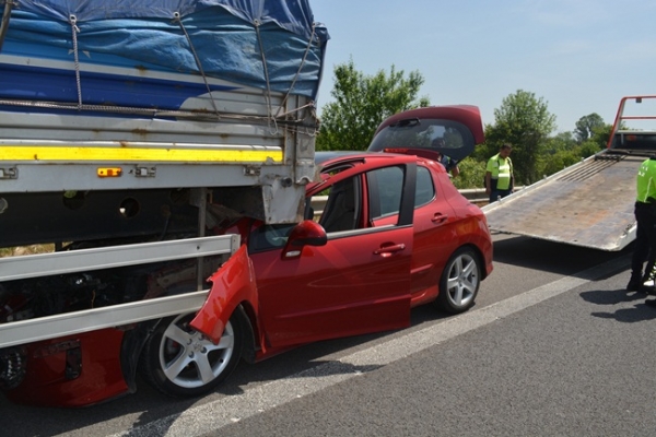 FECİ KAZADA 2 KİŞİ AĞIR YARALANDI