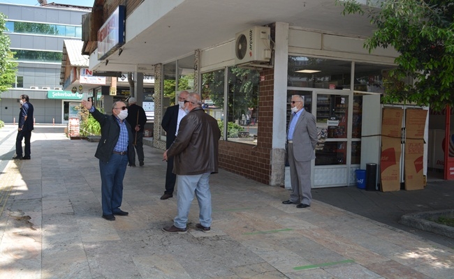 KİMİ ARKADAŞLARI İLE HASRET GİDERDİ, KİMİ EŞİYLE YÜRÜYÜŞ YAPTI…