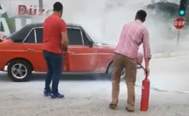 ESKİ MODEL OTOMOBİL BİR ANDA ALEV ALDI