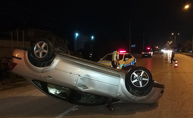 OTOMOBİL TAKLA ATTI, HAFİF TİCARİ ARAÇ SERVİSE UÇTU…