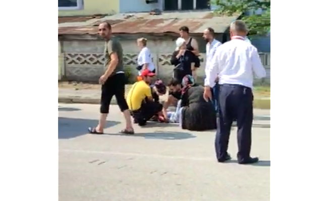 TOPU YOLA KAÇAN KÜÇÜK ÇOCUĞA MİNİBÜS ÇARPTI