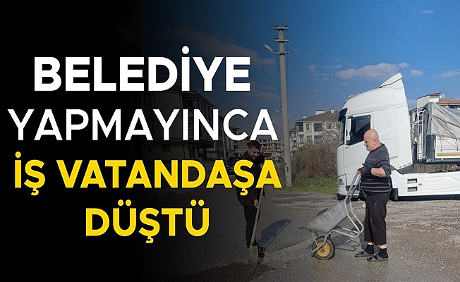 YOLDAKİ ÇUKURLARI VATANDAŞ KENDİSİ KAPATTI