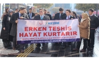 Sağlıkçılar dikkat çekmek için yürüdüler