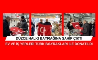 BAŞKAN ÖZLÜ KENT MERKEZİNDE BAYRAK DAĞITTI